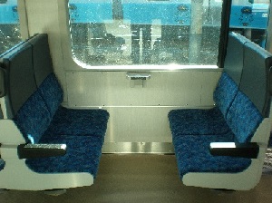 703系車内②（ボックス席） (1).JPG_compressed (1)