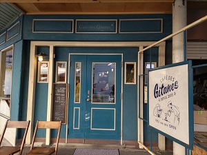 右手にお店がございます