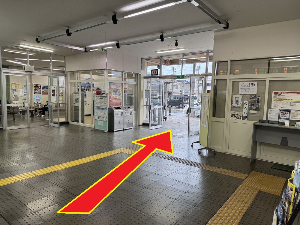 改札を出たら、出入口に進みます