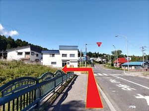 川を渡ると十字路があるので、左側（踏切方面）へ進みます