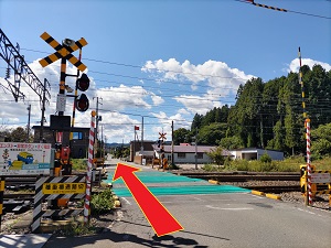 踏切を渡ります