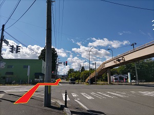 コンビニのある十字路を真っすぐに進みます