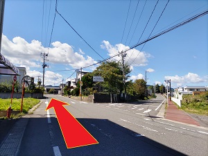 Ｙ字路を真っすぐに進みます