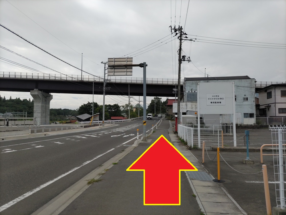 高架道路方面に進みます