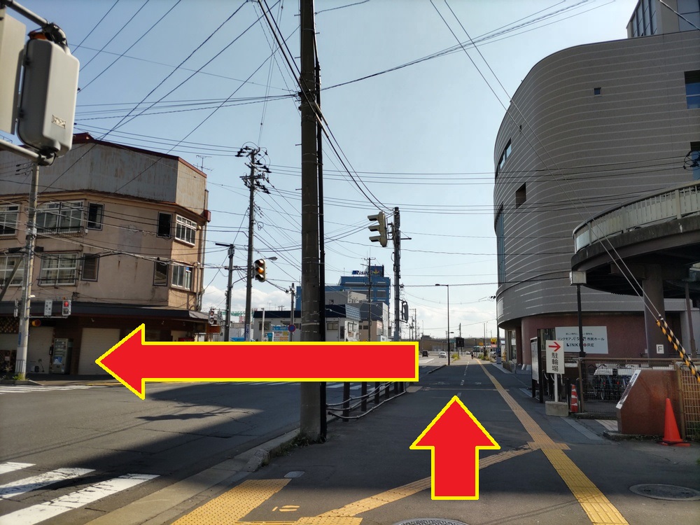 リンクモア平安閣市民ホール近くの丁字路交差点を渡ります