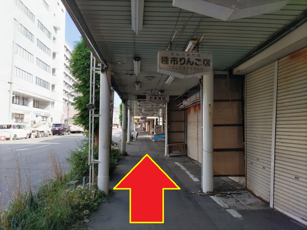 50メートルほど進むとお店がございます