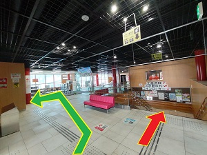 エレベーターまたは階段で１階へ下ります