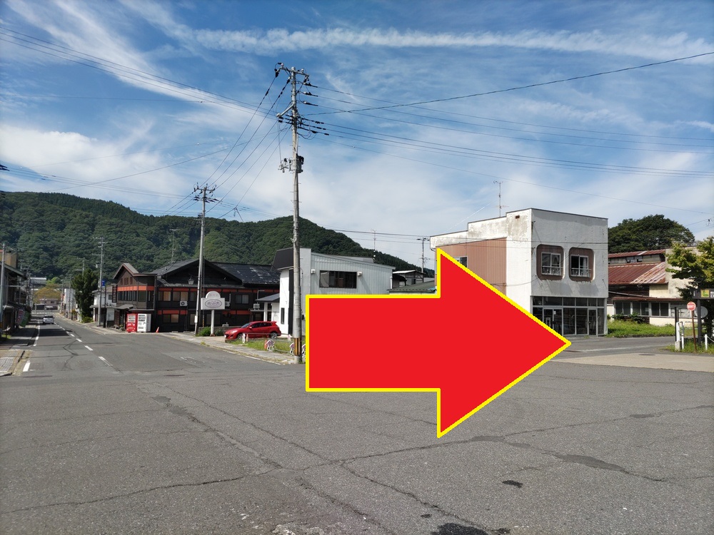 駅を出たら、右側に進みます